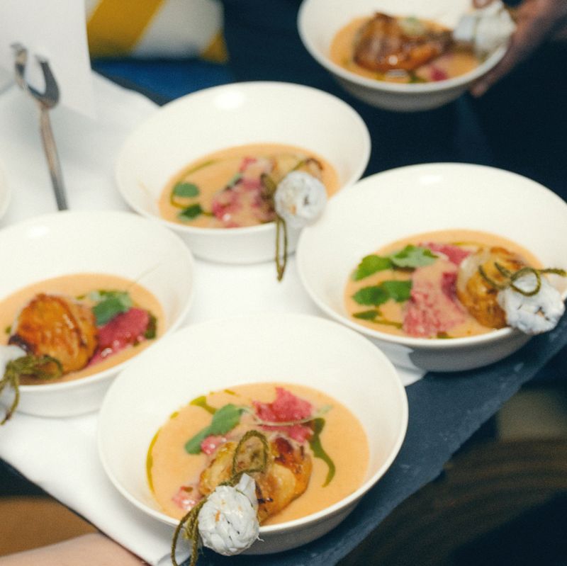 Estragron-Hendl mit Green Lilly Rote-Rüben-Püree